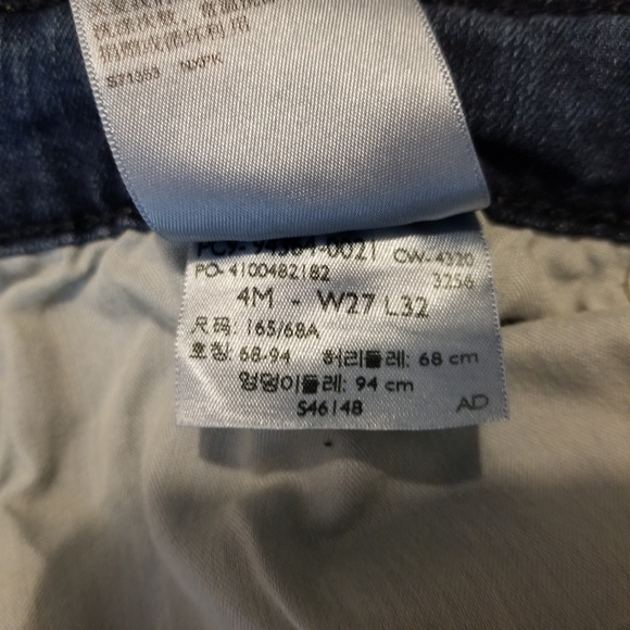 Signature Levi's Blue Jeans - Picture 6 of 7